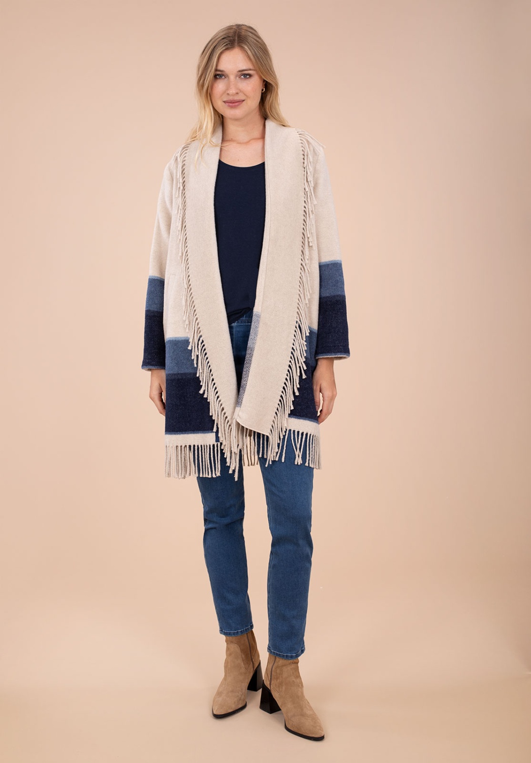 Chaqueta larga de punto, con rayas horizontales 4