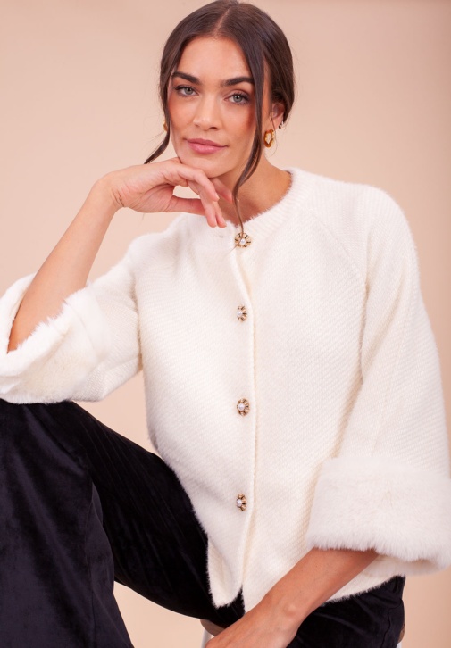 Chaqueta corta en color marfil con botones decorativos
