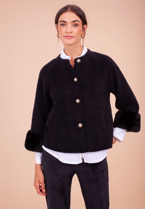 Chaqueta corta negra con botones decorativos