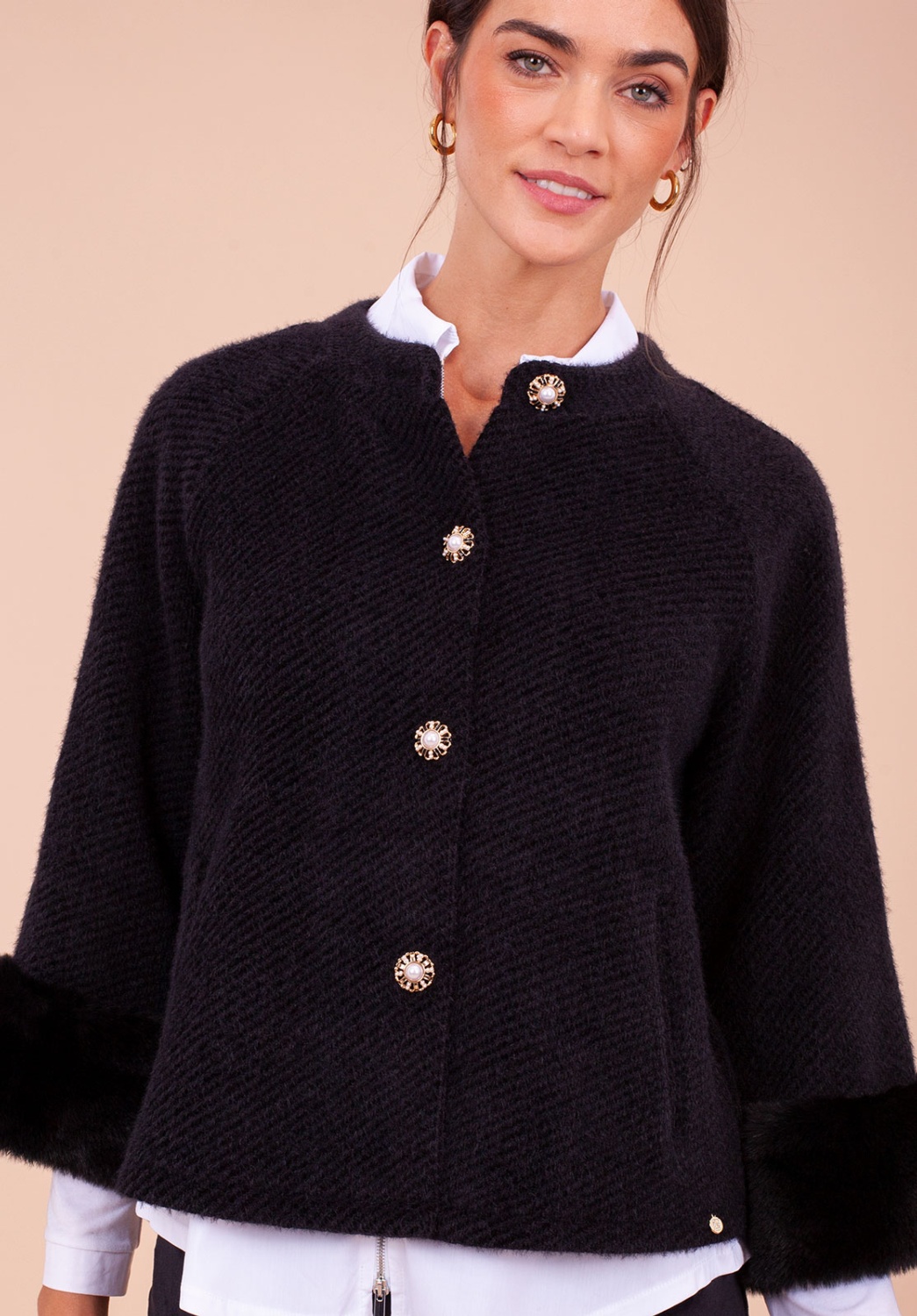 Chaqueta corta negra con botones decorativos 1
