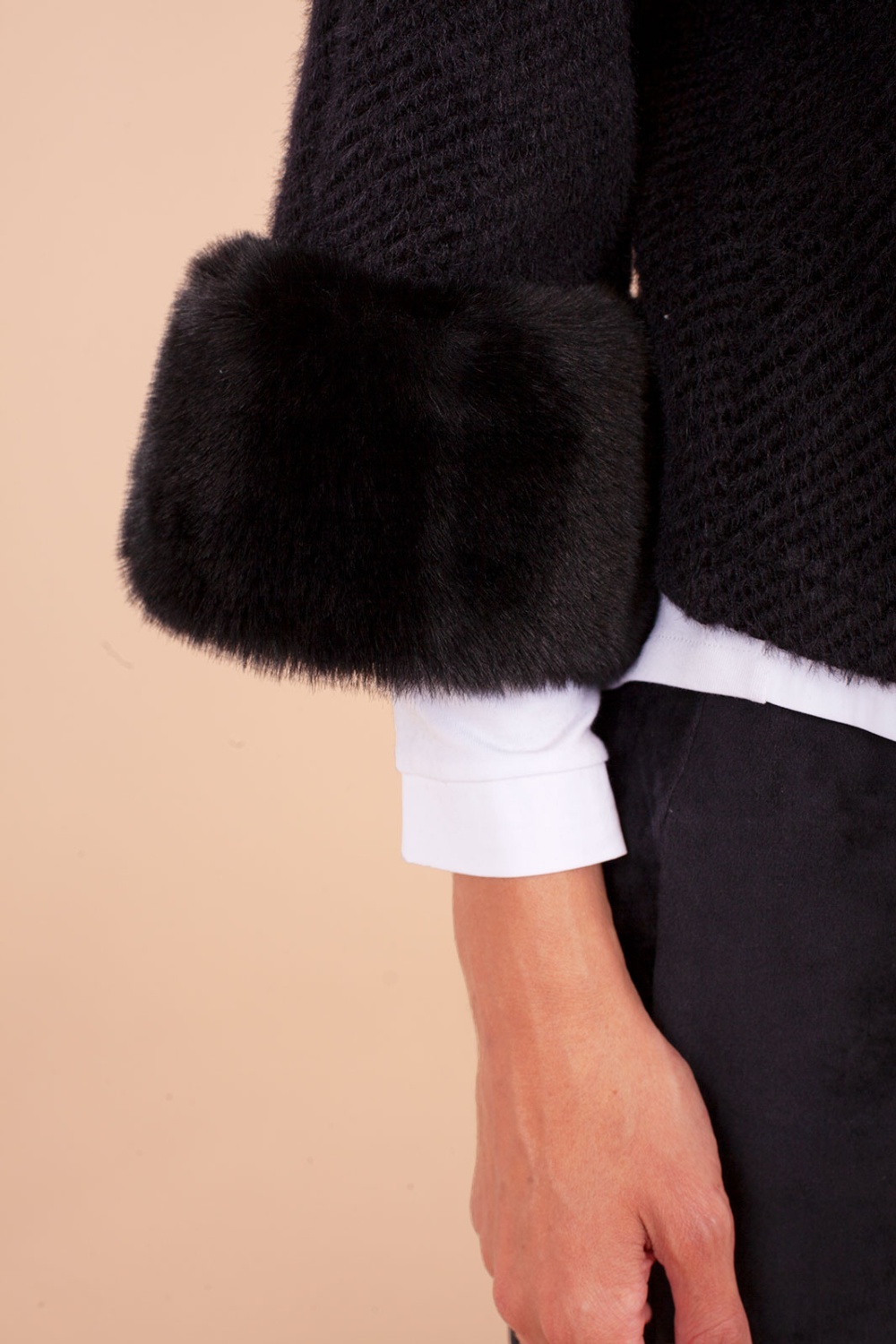 Chaqueta corta negra con botones decorativos 3