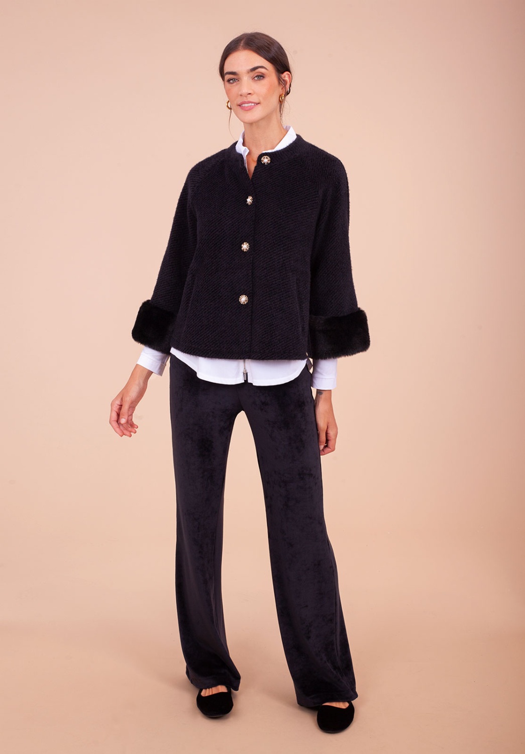 Chaqueta corta negra con botones decorativos 5