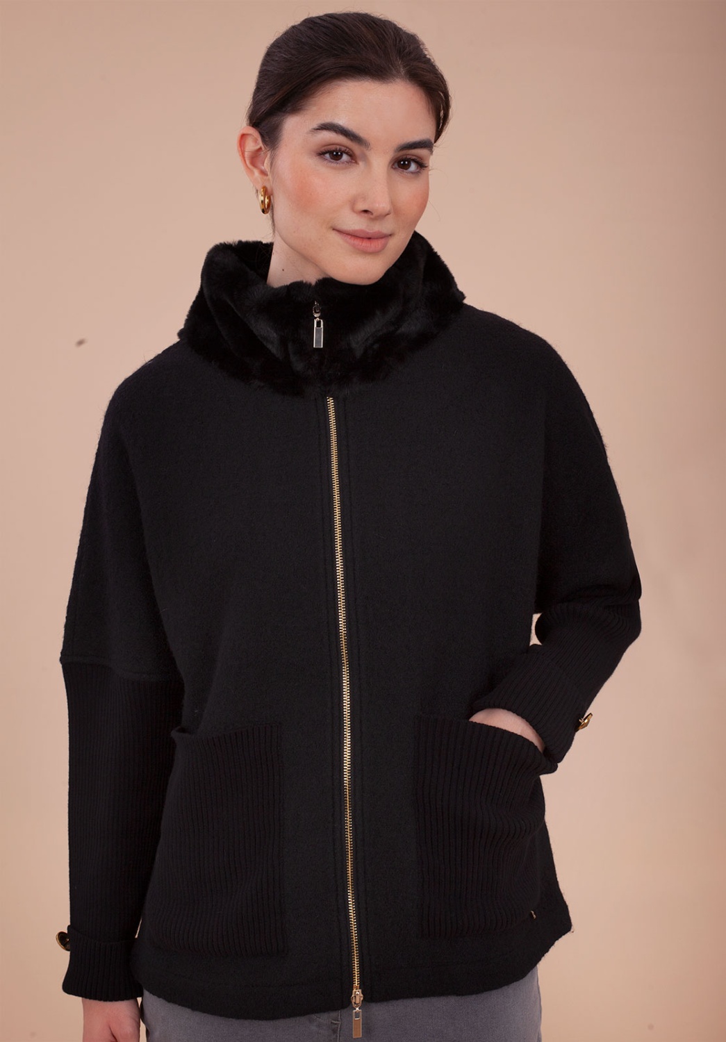 Chaqueta con cuello de pelo sintético