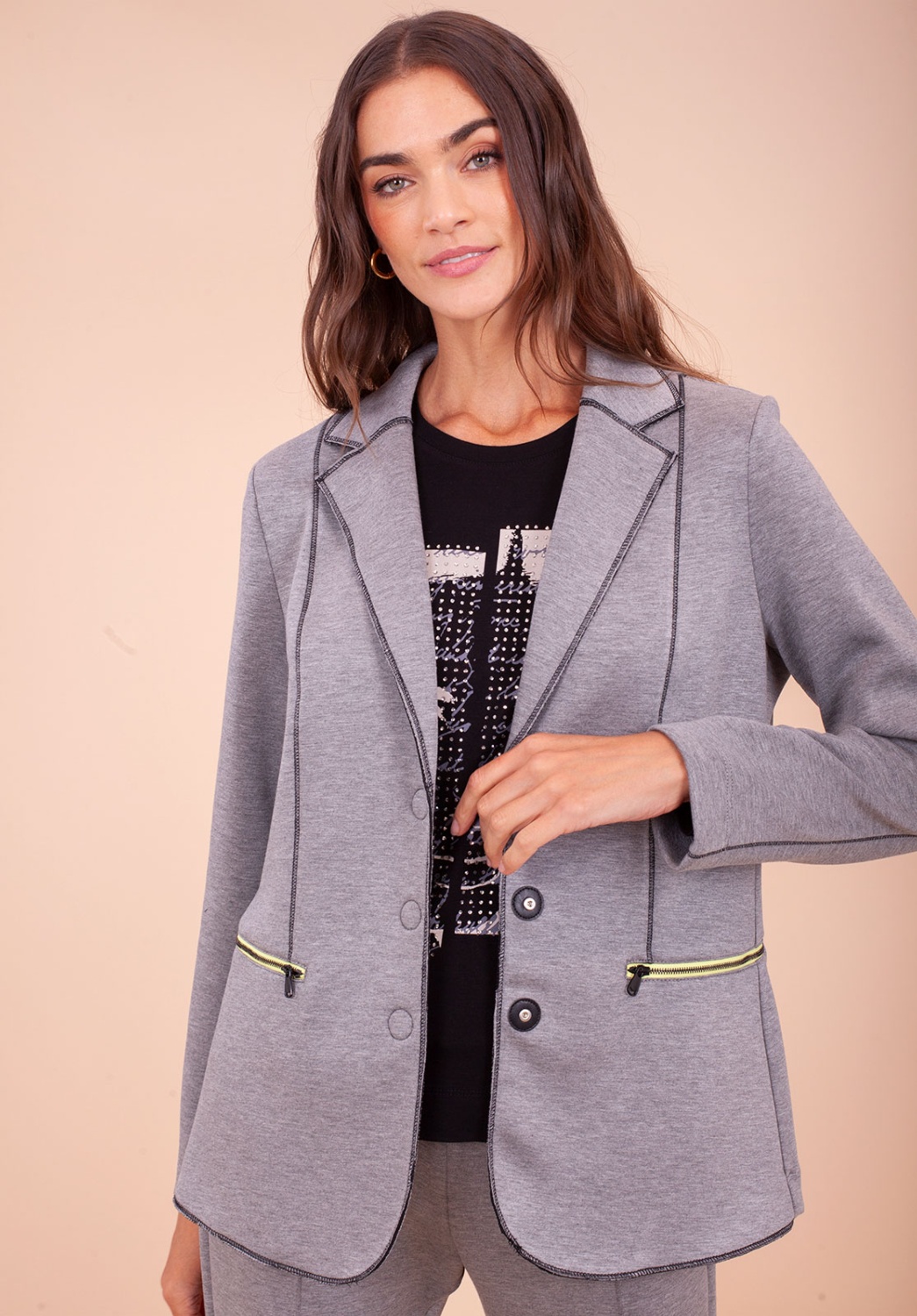 Chaqueta gris bolsillos cremallera 1