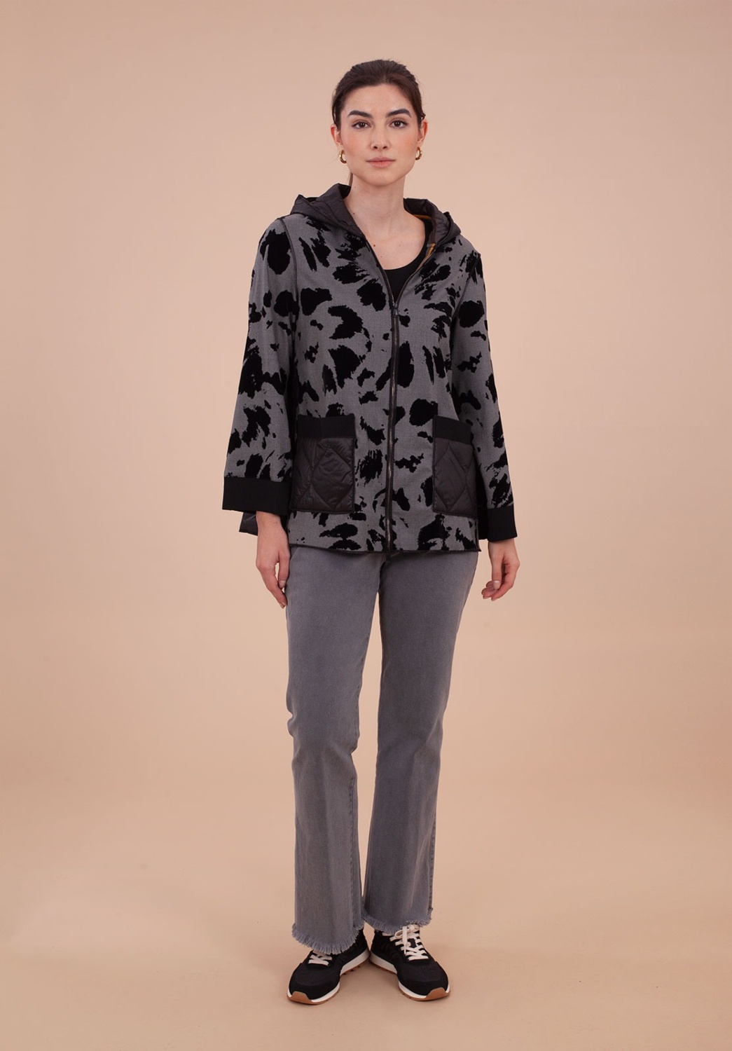 Chaqueta con capucha estampada y bolsillos acolchados