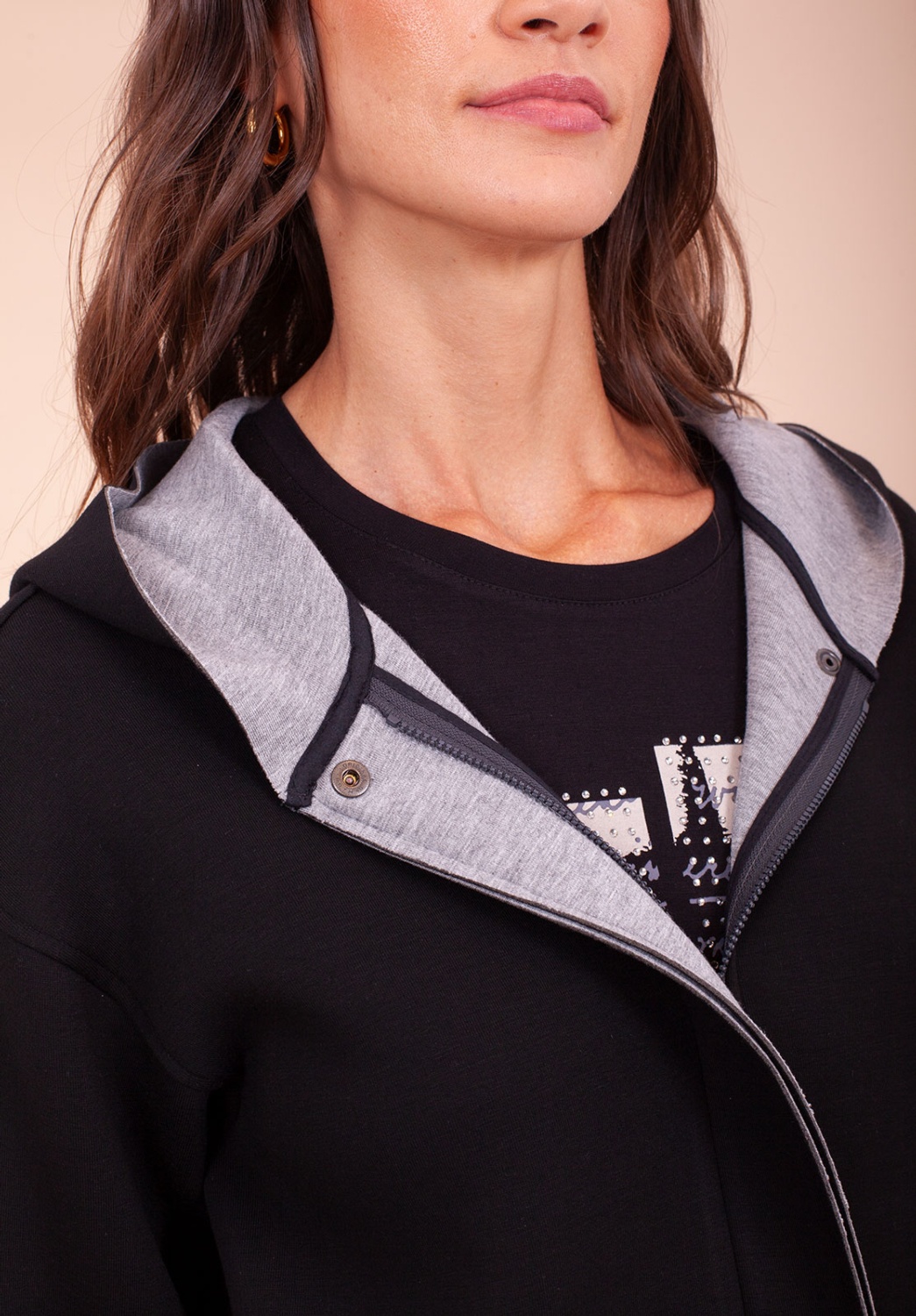 Chaqueta de neopreno negra con capucha 1
