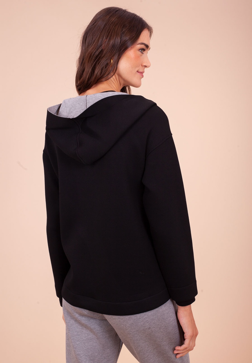 Chaqueta de neopreno negra con capucha 2