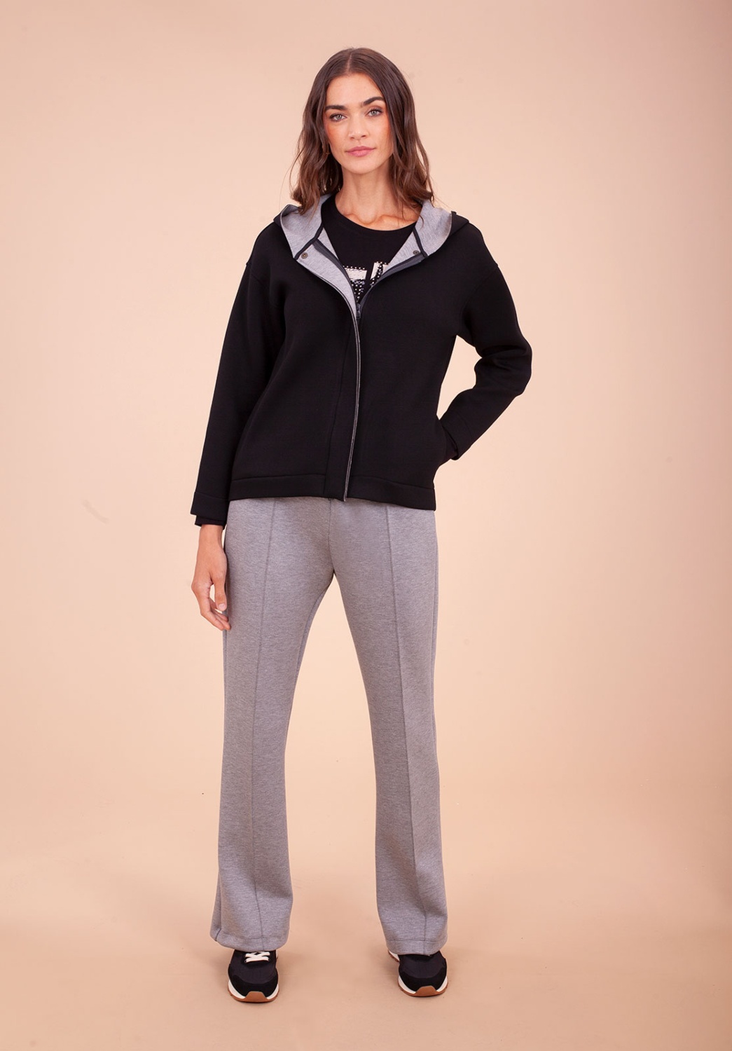Chaqueta de neopreno negra con capucha 3