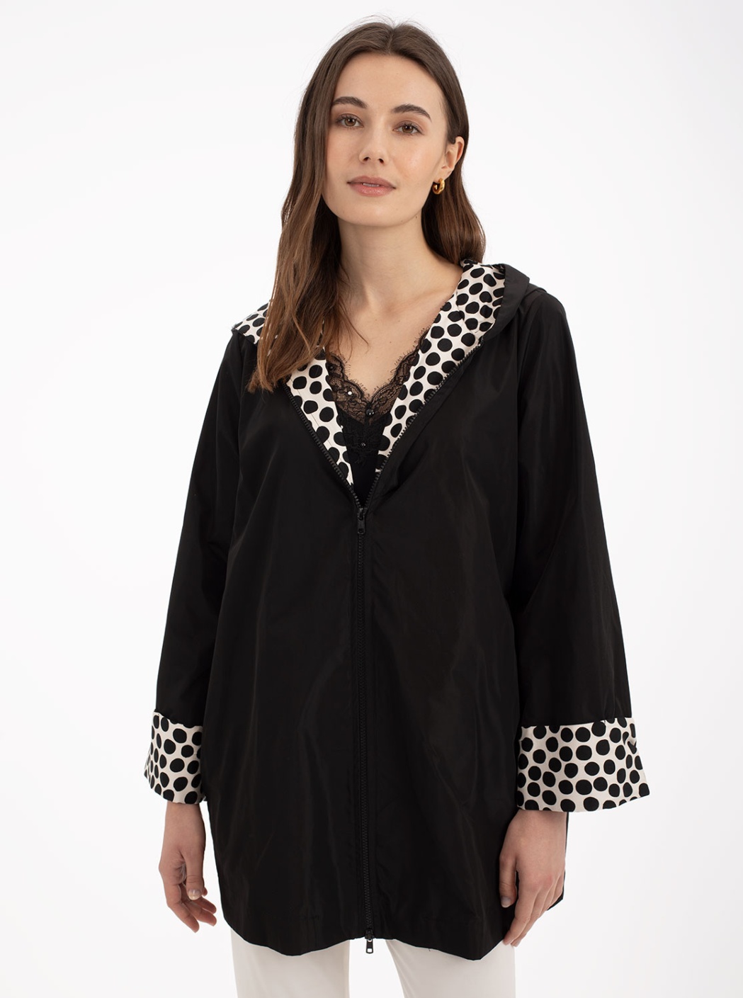 Parka negra con capucha y lunares