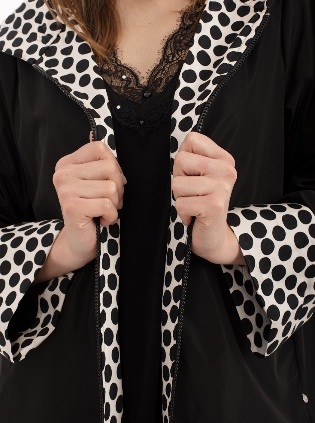 Parka negra con capucha y lunares