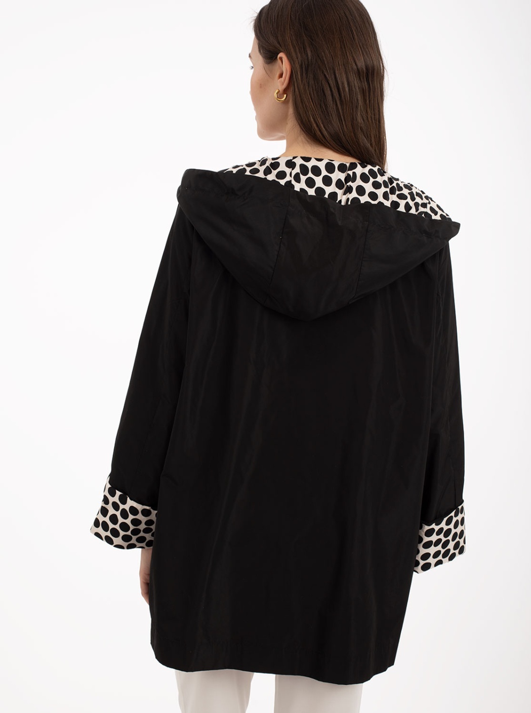 Parka negra con capucha y lunares