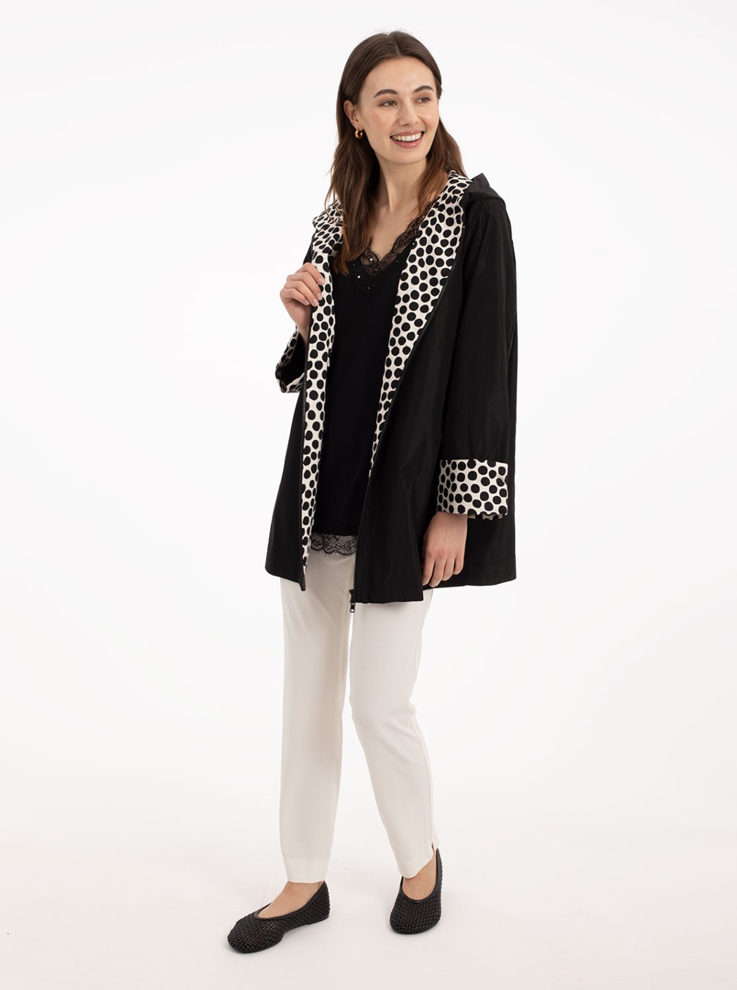 Parka negra con capucha y lunares