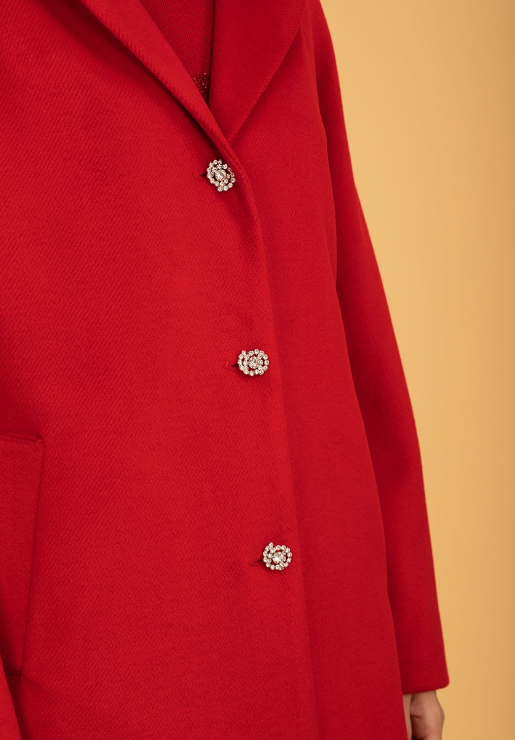 Manteau en tissu rouge 3