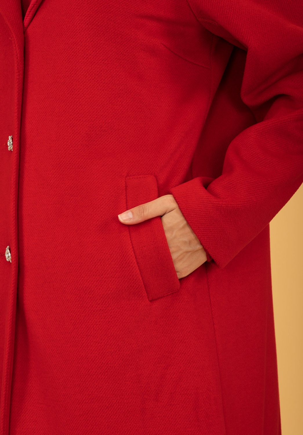 Manteau en tissu rouge 5