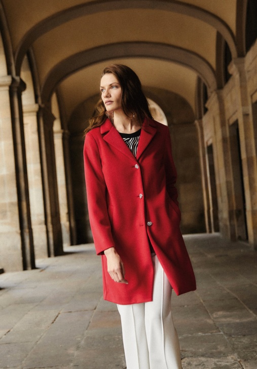 Manteau en tissu rouge