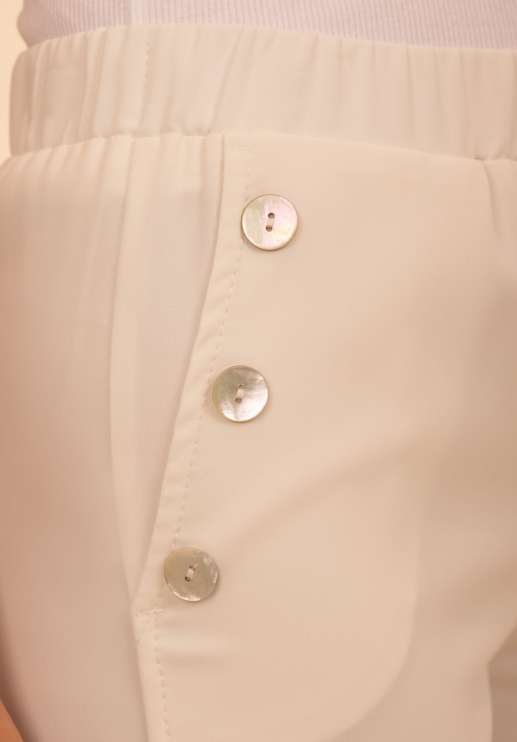 Pantalon boutonné blanc 2