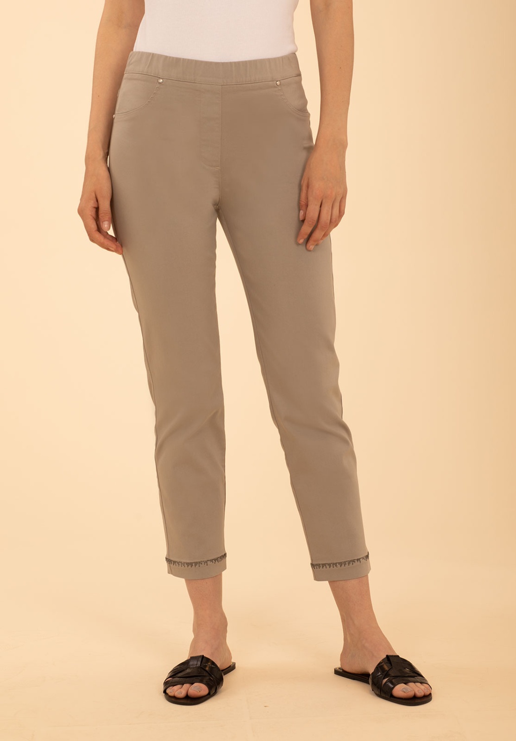 Pantalon gris avec ourlet en strass 1