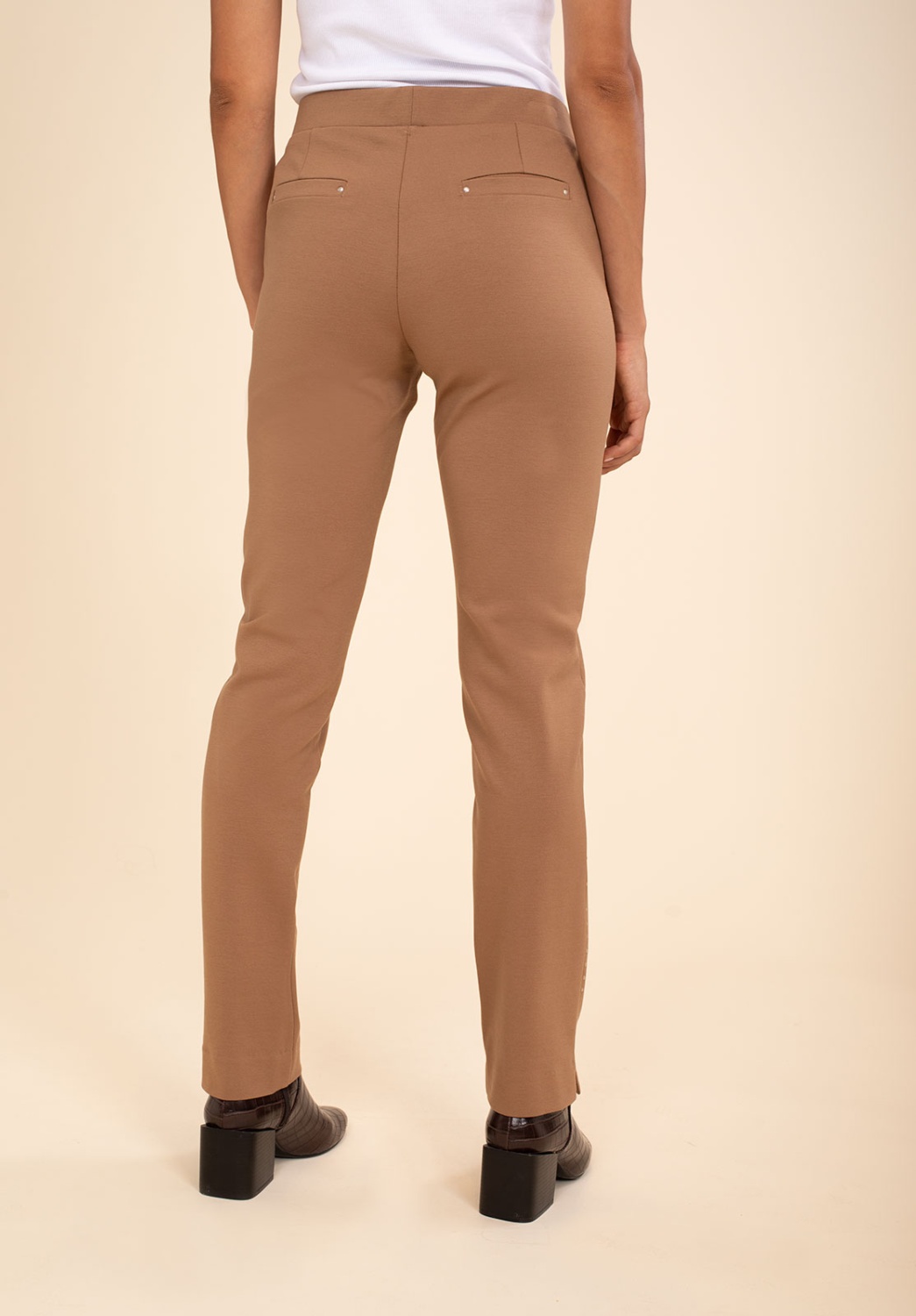 Pantalón Punto Camel Pedrería 3