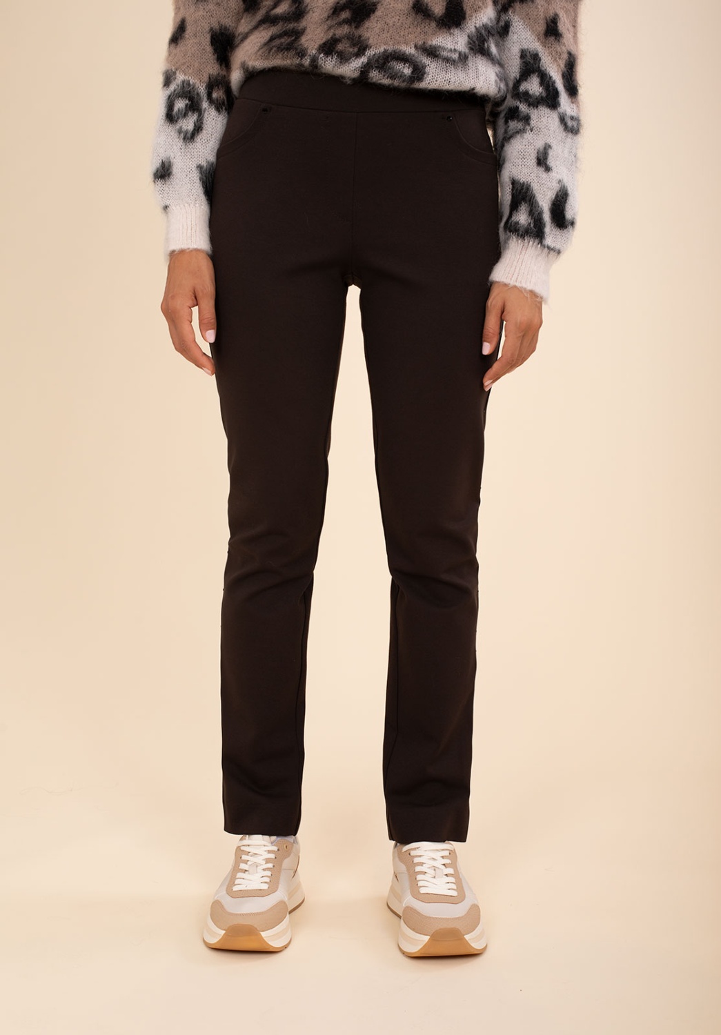 Pantalón Punto Marrón Pedrería 1