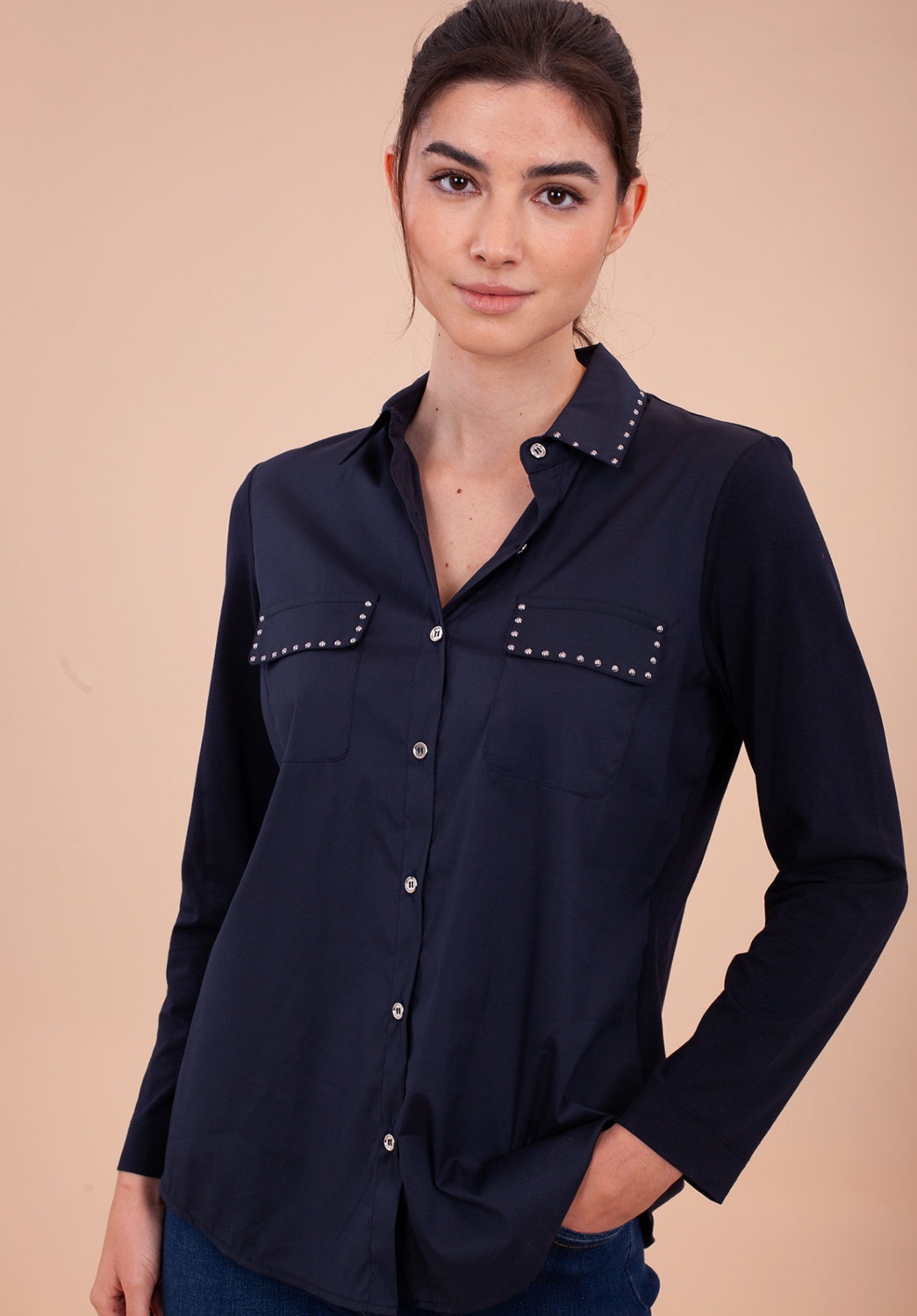 Camisa azul con detalles de tachuelas