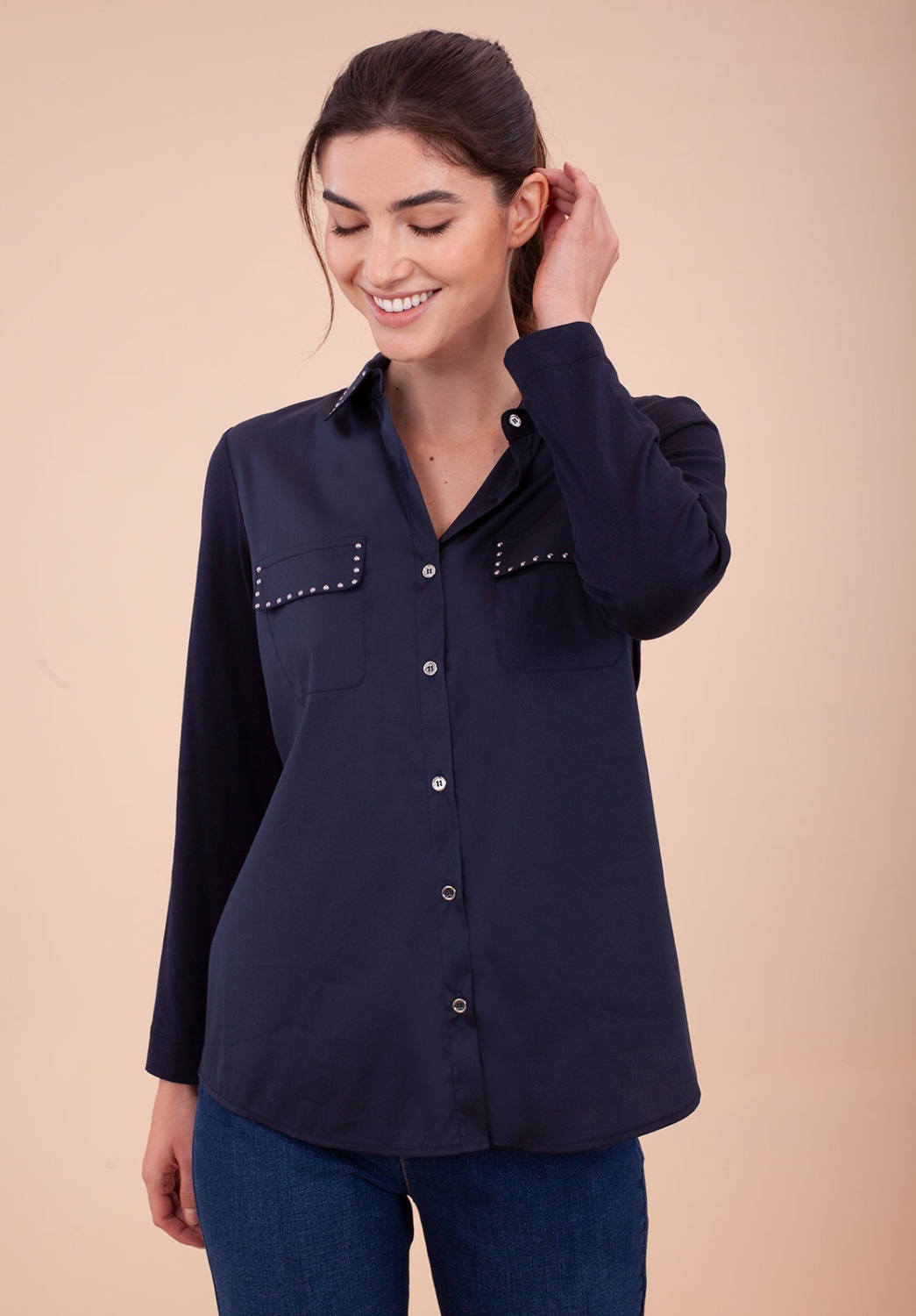 Camisa azul con detalles de tachuelas 1