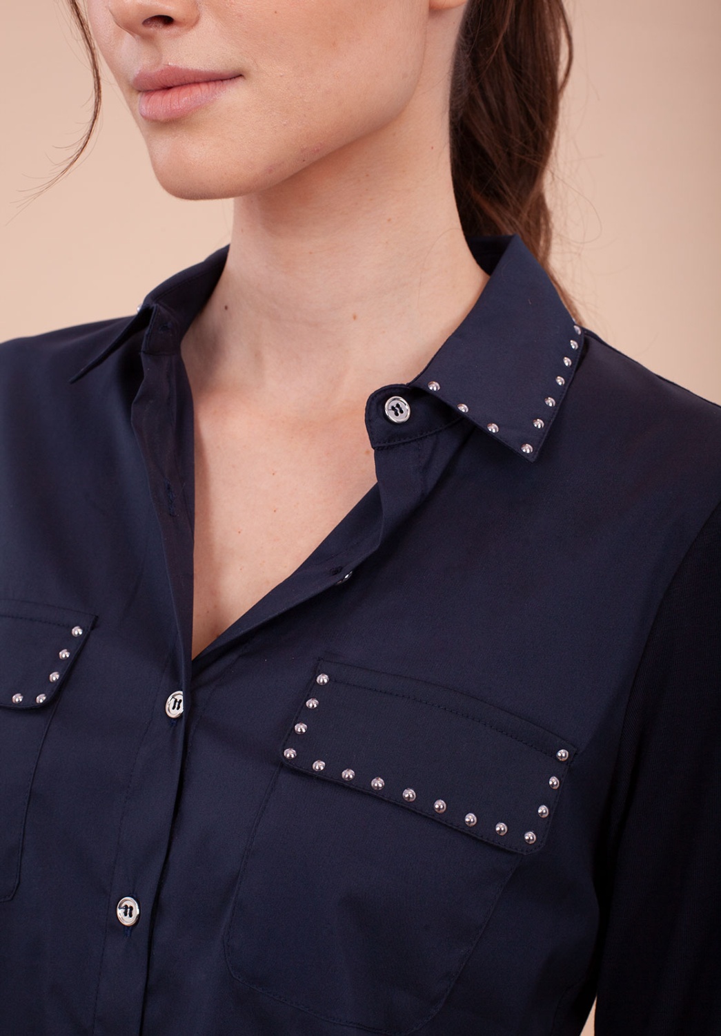 Camisa azul con detalles de tachuelas 2