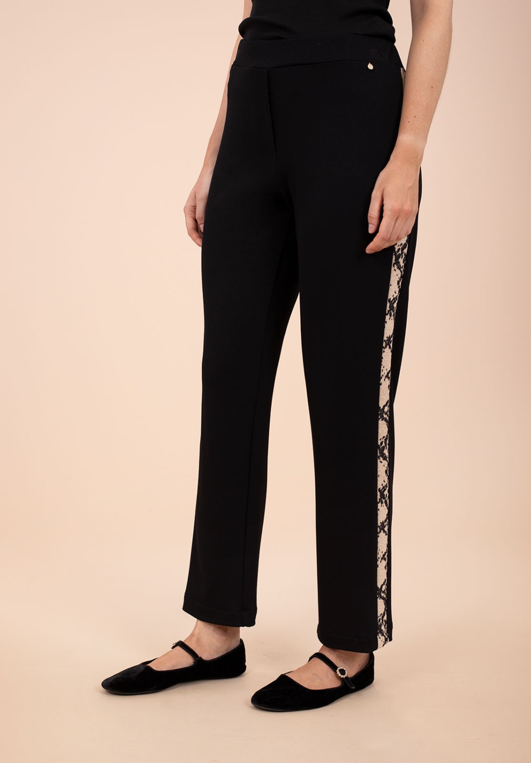 Pantalón Negro con Banda Lateral Snake Print 1