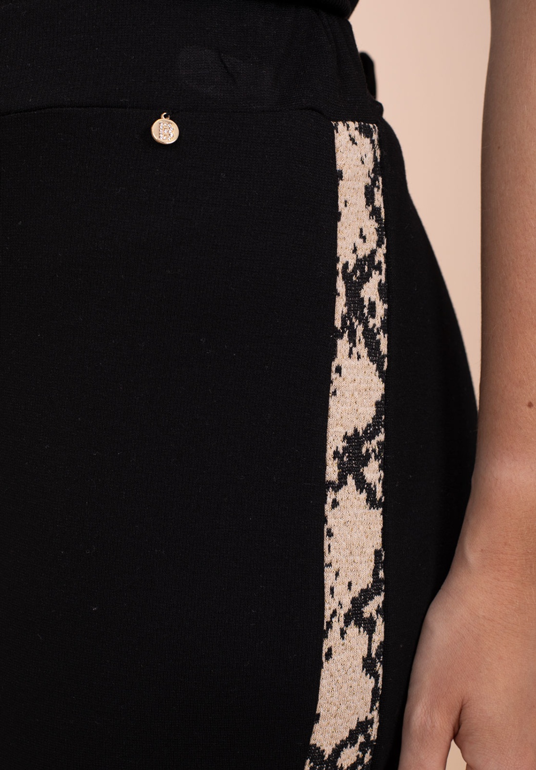 Pantalón Negro con Banda Lateral Snake Print 2