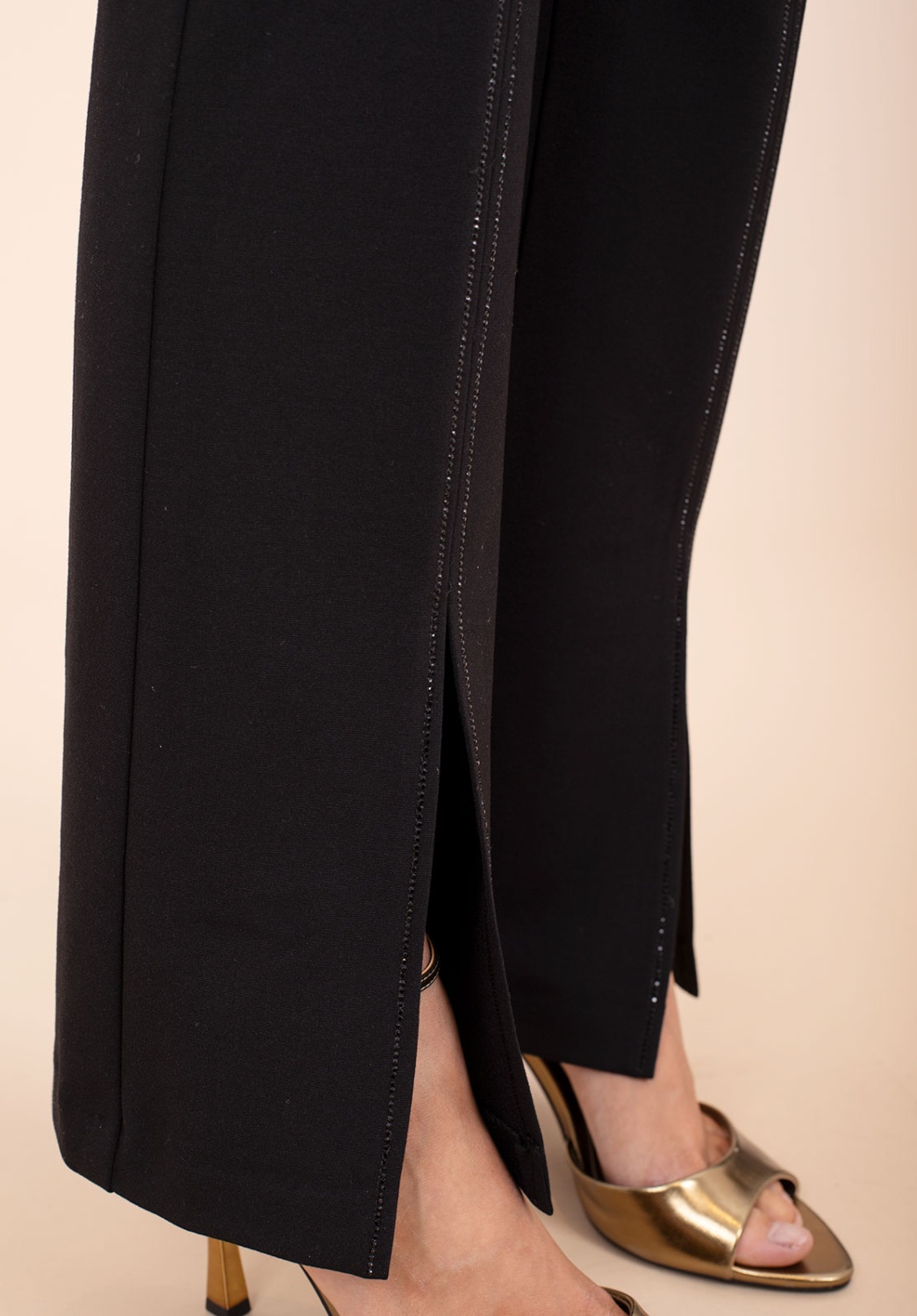 PANTALON NEGRO DE PEDRERIA 3