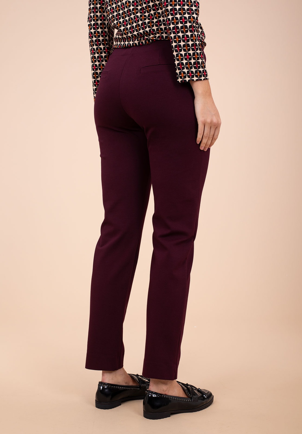 PANTALÓN BURDEOS DE TIRO MEDIO 1