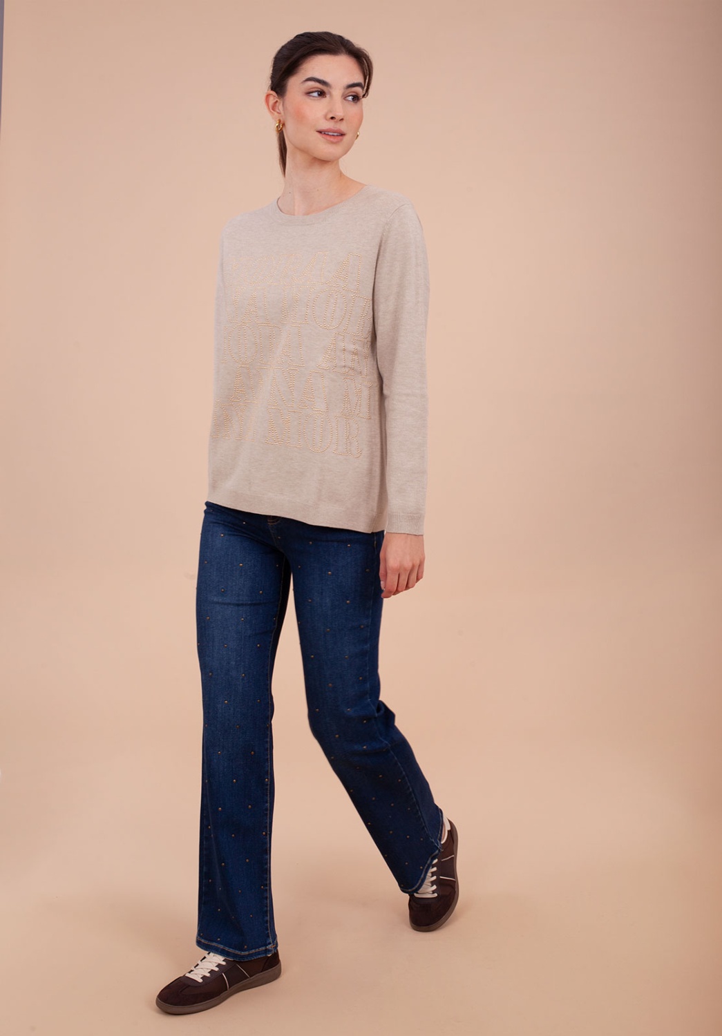 Jeans azul oscuro con aplicaciones metálicas