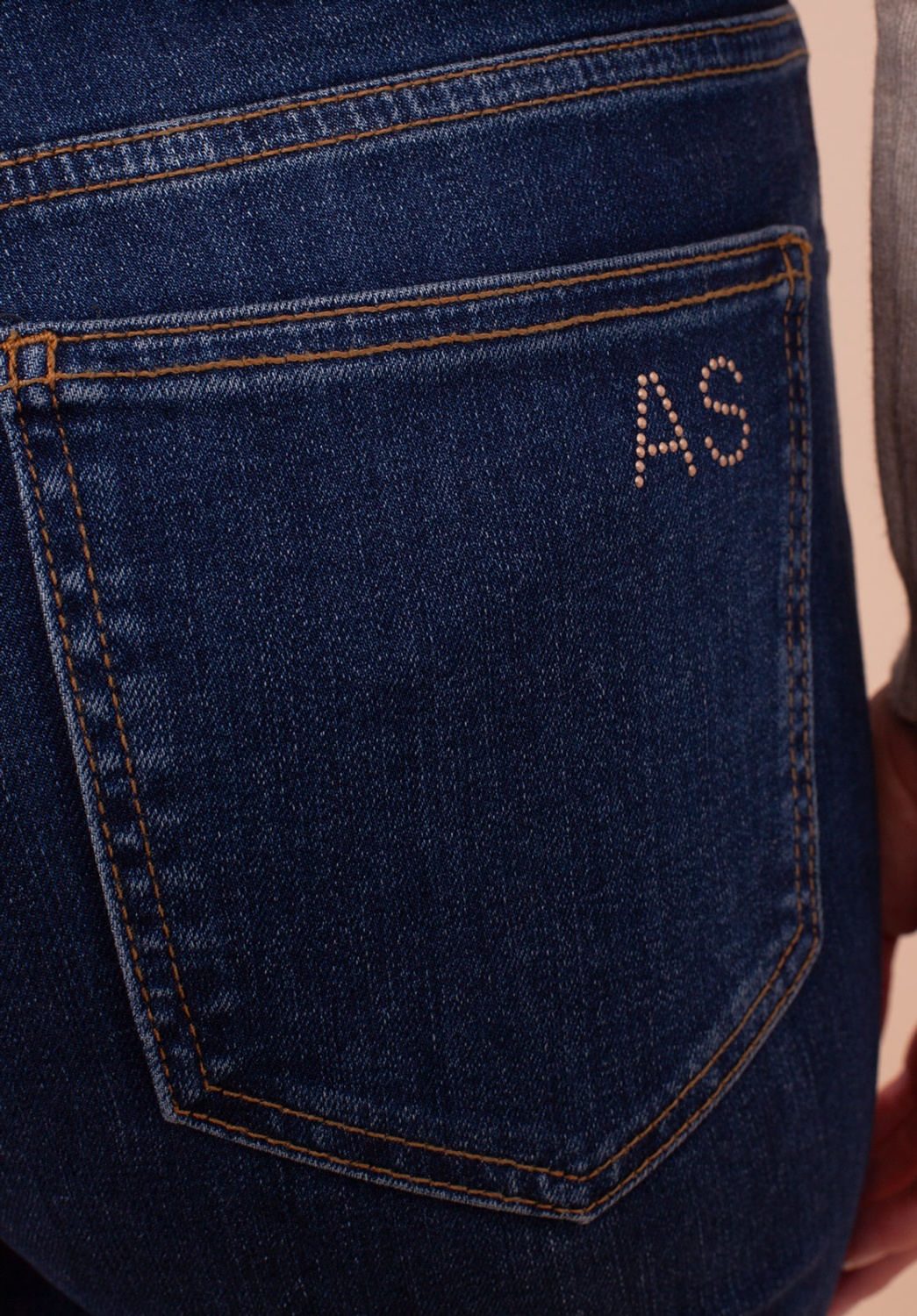 Jeans azul oscuro con aplicaciones metálicas 3