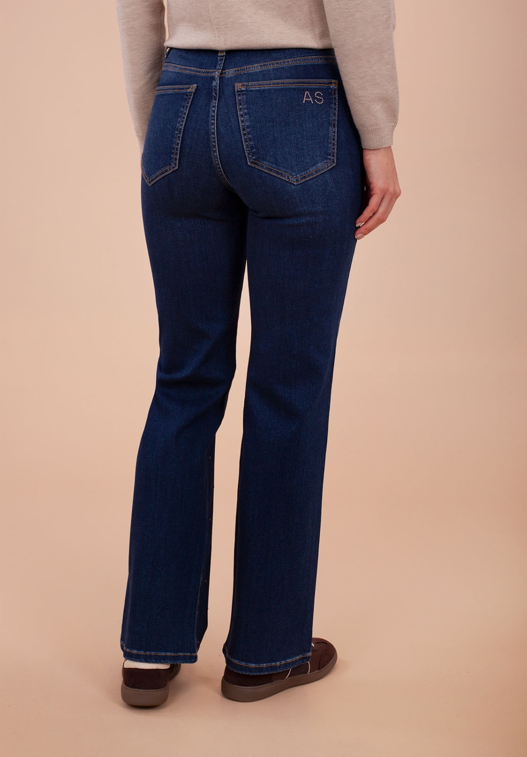 Jeans azul oscuro con aplicaciones metálicas 4