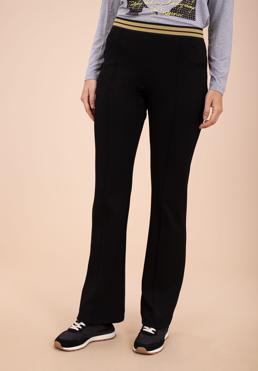 PANTALÓN NEGRO CON CINTURA DORADA 1