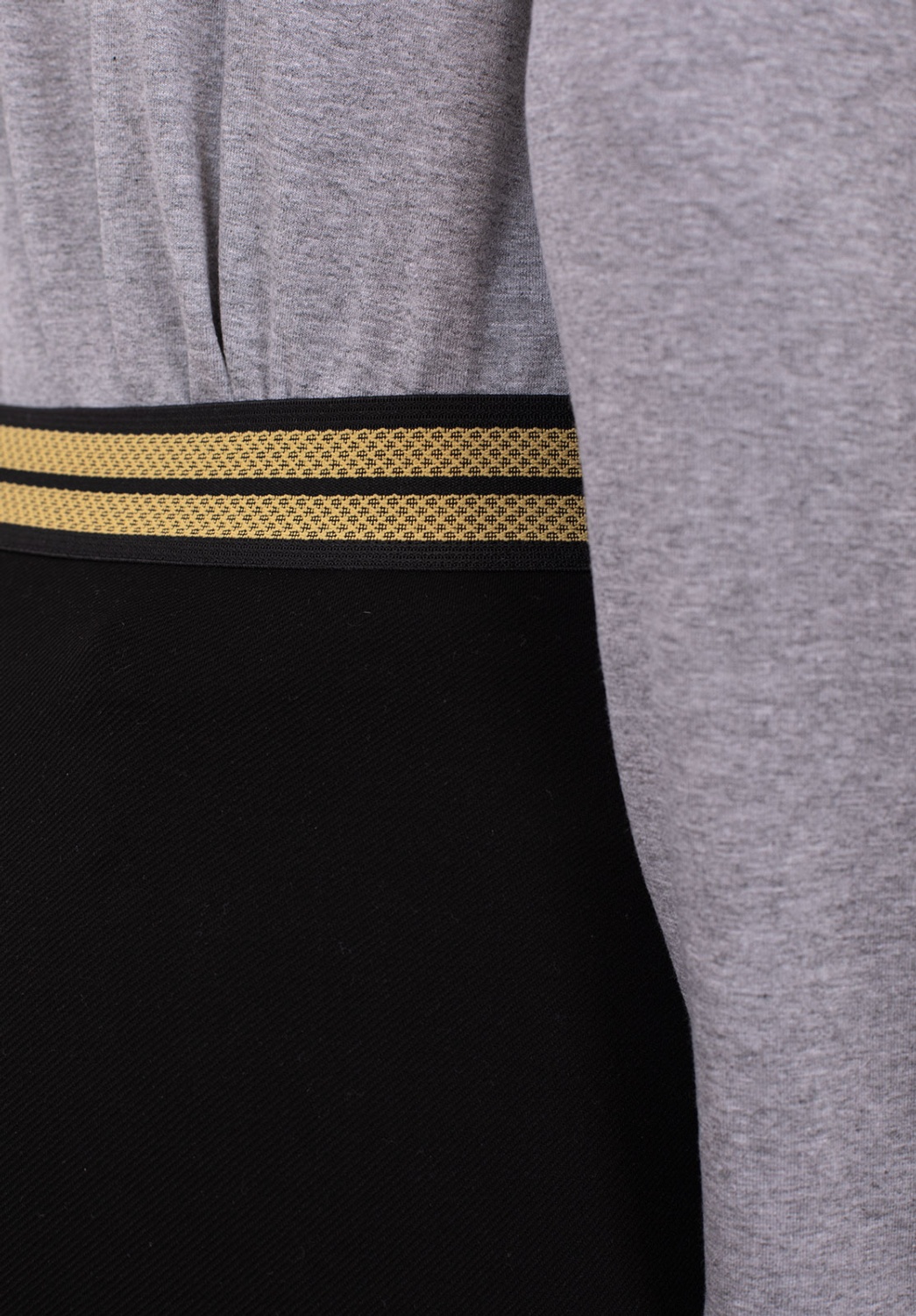 PANTALÓN NEGRO CON CINTURA DORADA 2