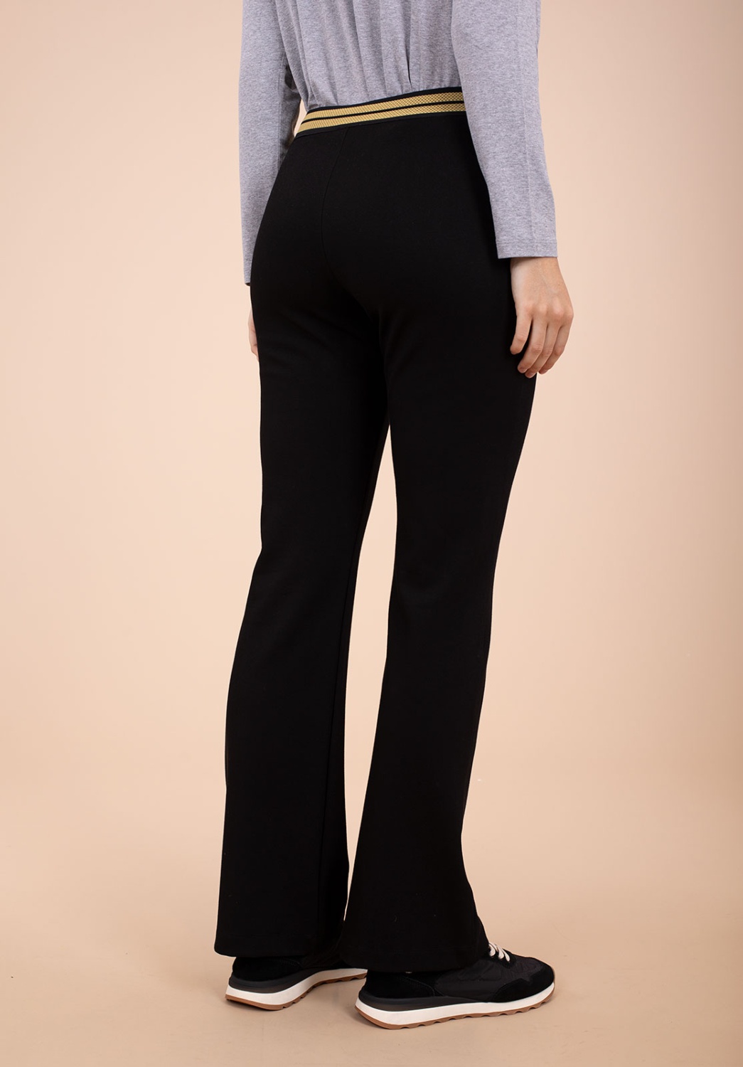 PANTALÓN NEGRO CON CINTURA DORADA 3