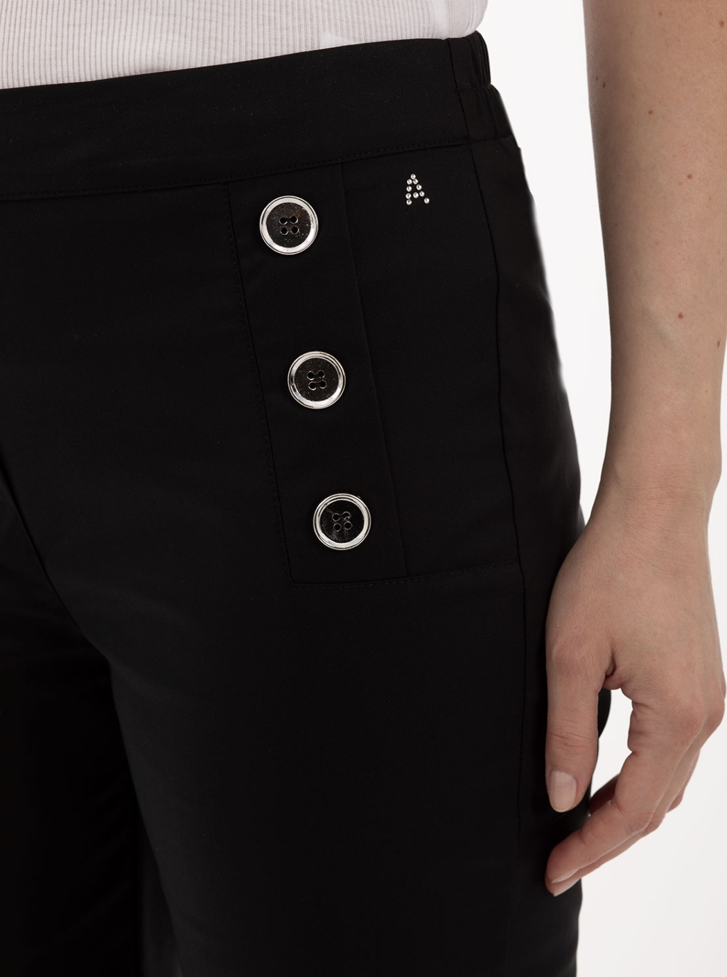 Pantalón Ancho Negro con botones delanteros 2