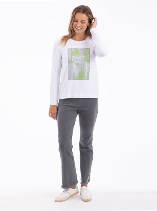 Pantalón tejano color gris.