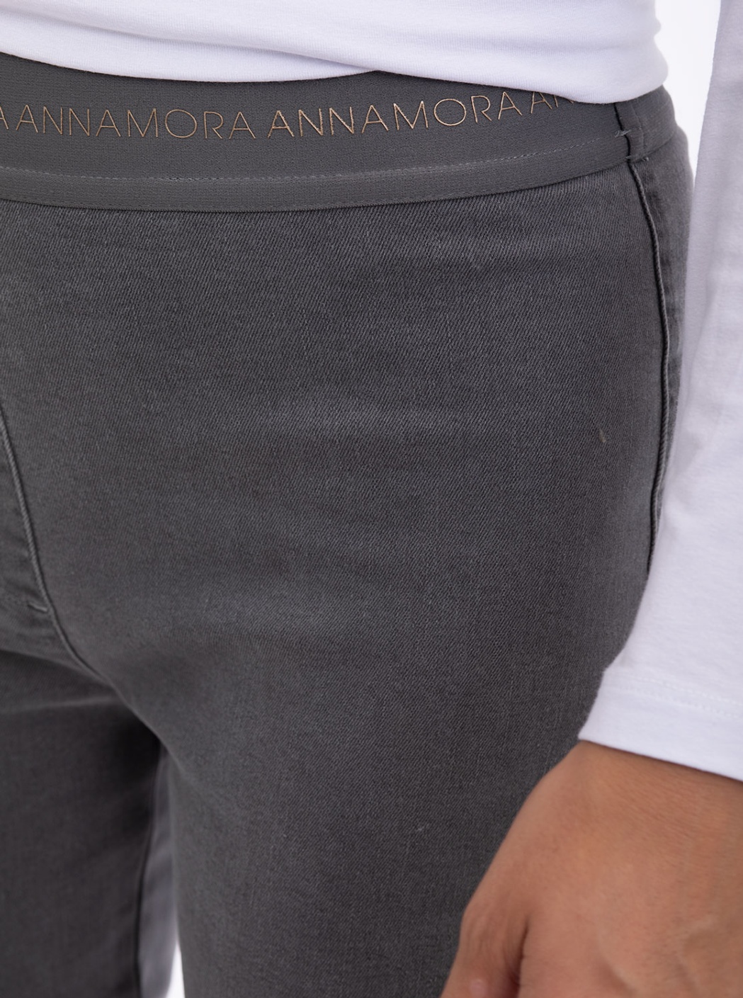 Pantalón tejano color gris. 3