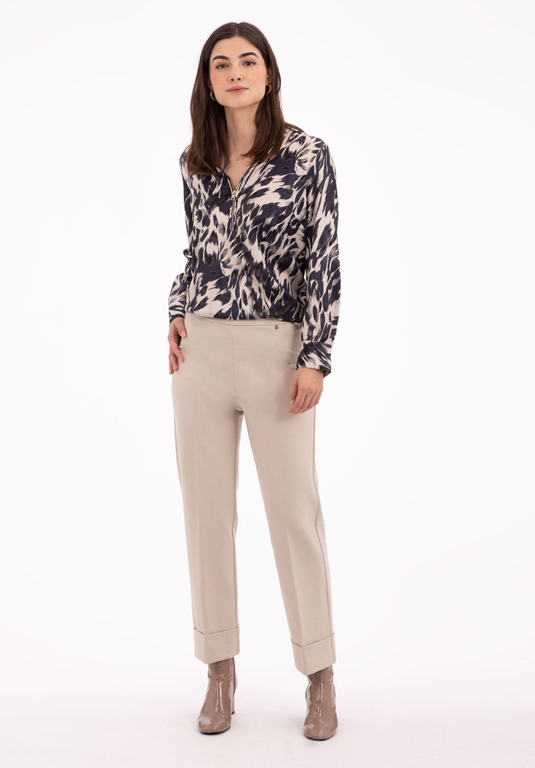 Pantalón Beige con Bajo Vuelto