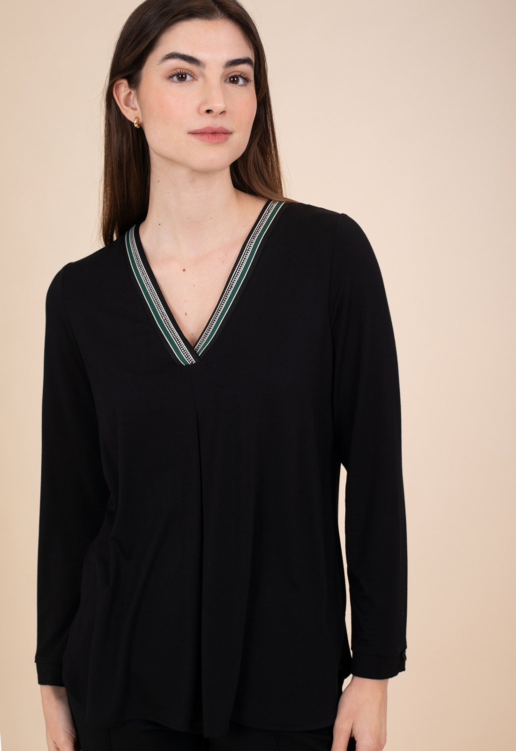 Camiseta Negra Escote Pico 3