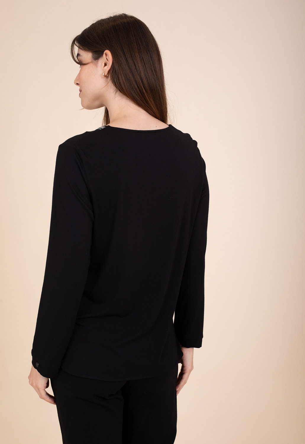 Camiseta Negra Escote Pico 4
