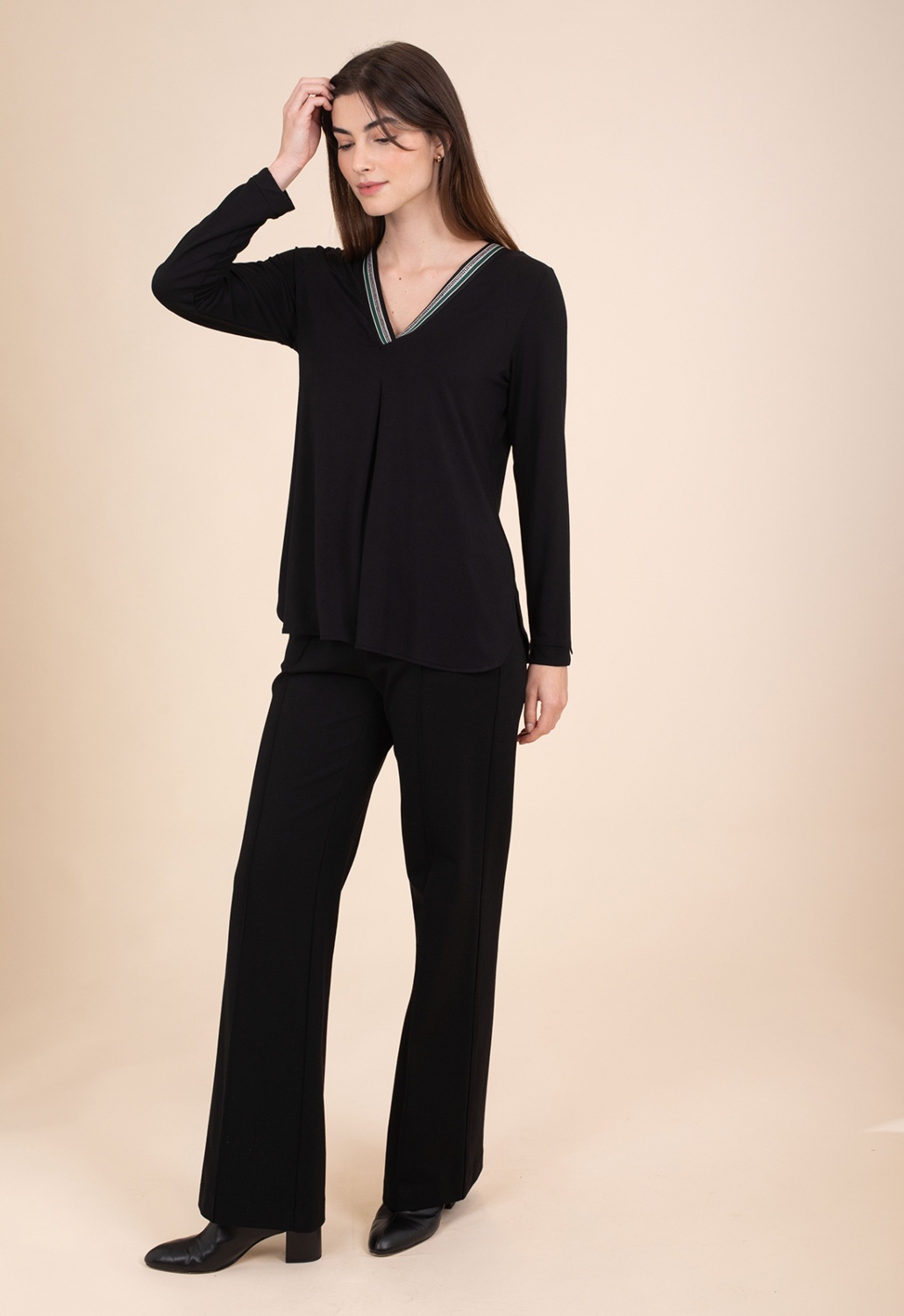 Camiseta Negra Escote Pico 1