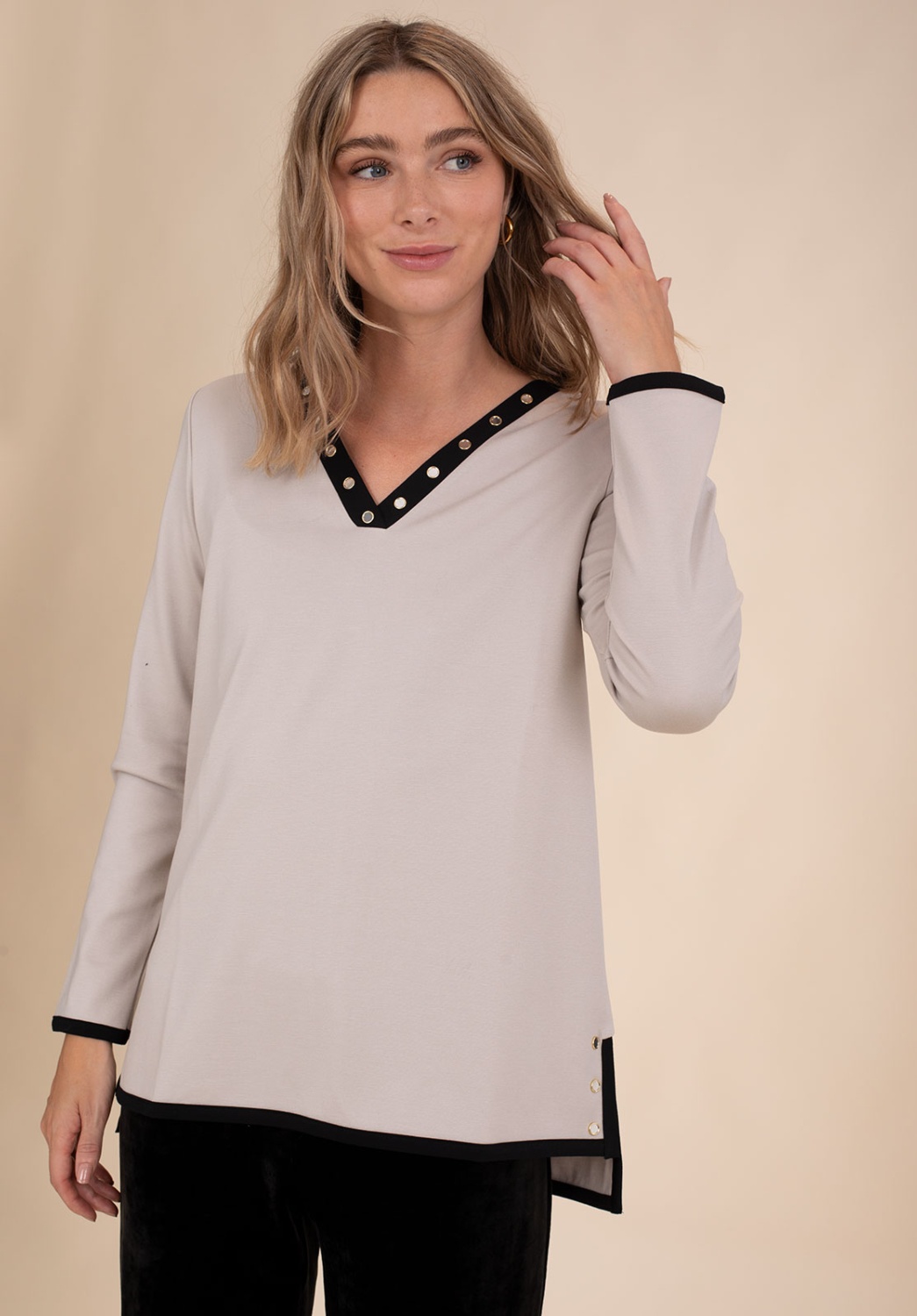 Camiseta Beige Contraste Negro 