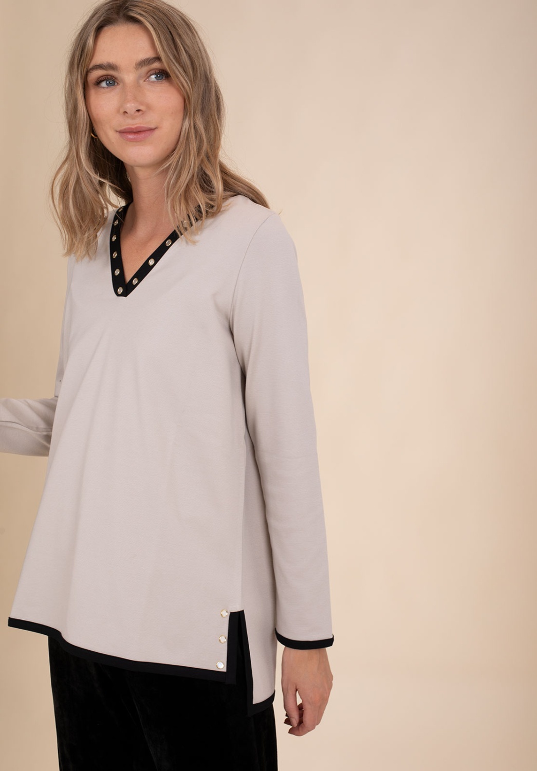 Camiseta Beige Contraste Negro 1
