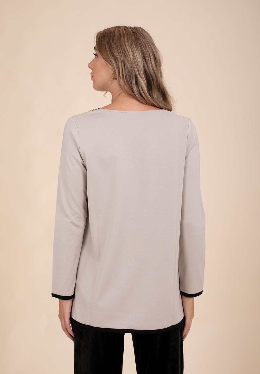 Camiseta Beige Contraste Negro 4