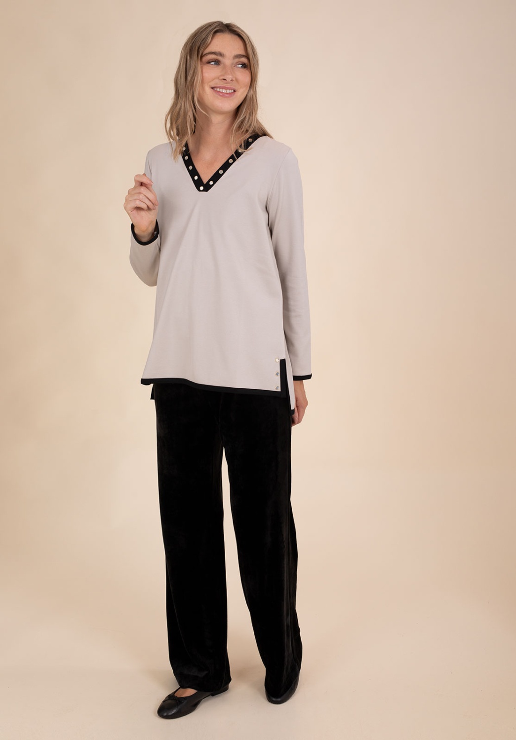 Camiseta Beige Contraste Negro 5