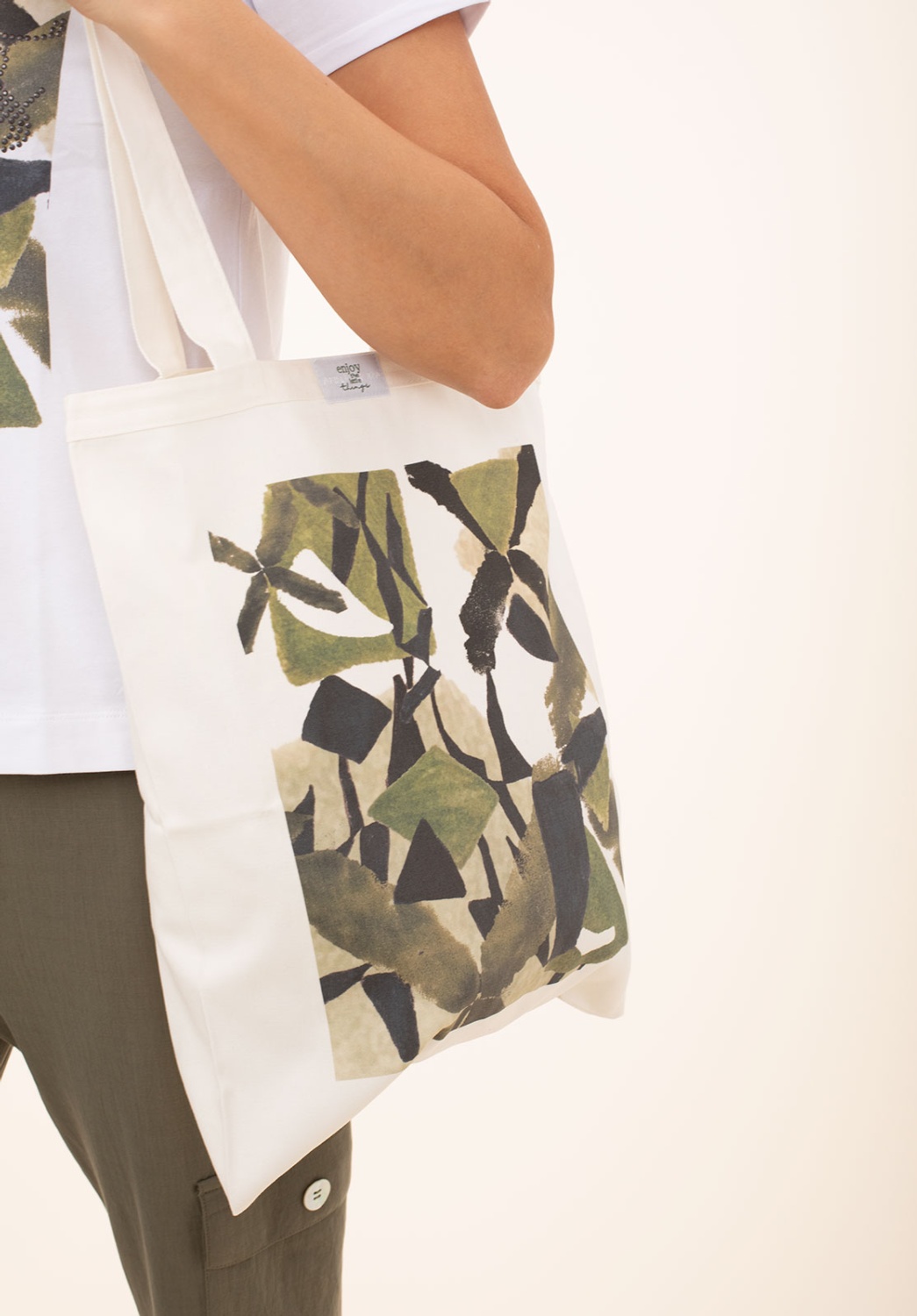 Camiseta Estampada Con Bolso 2