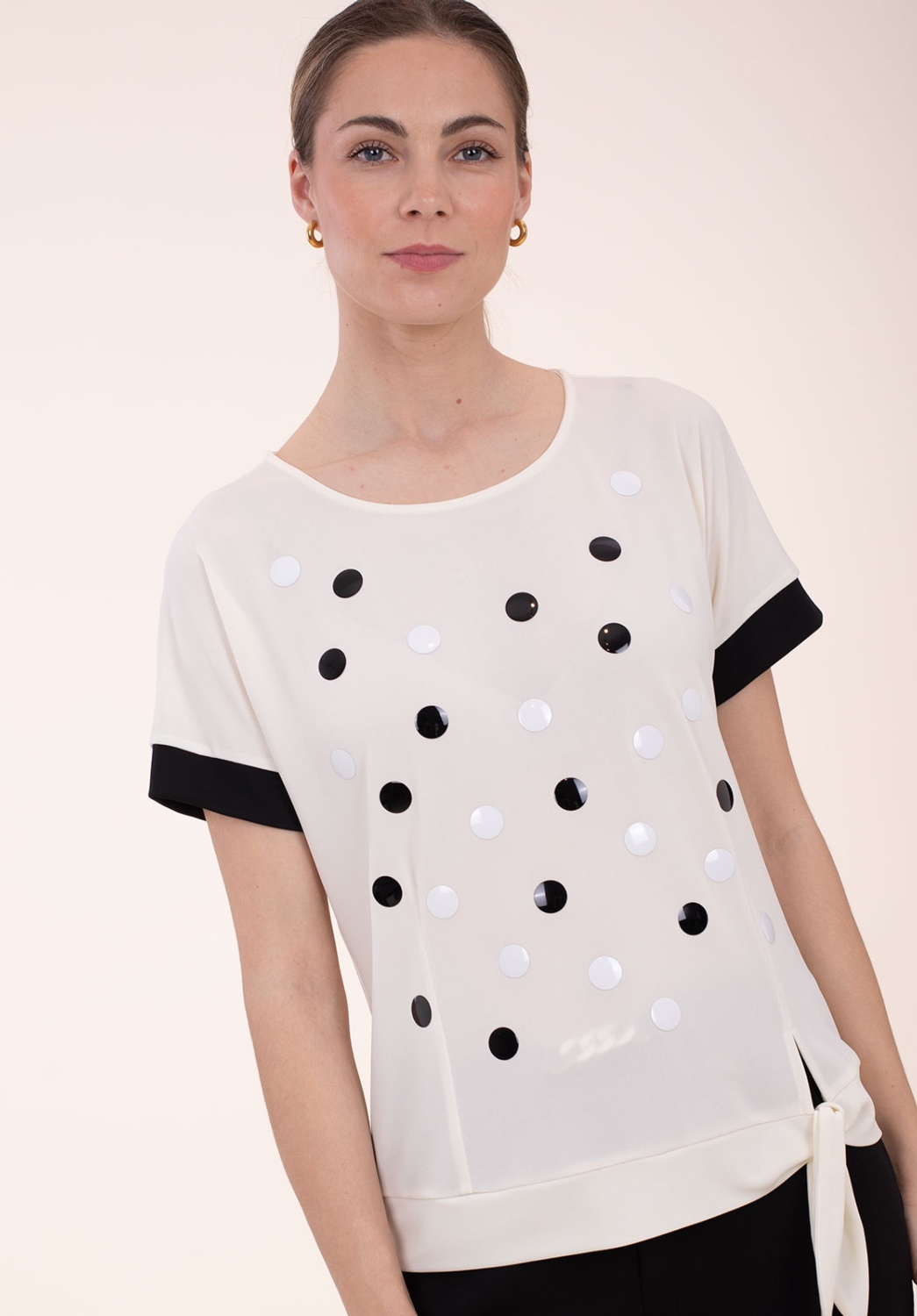 T-shirt beige avec appliqué à pois 1