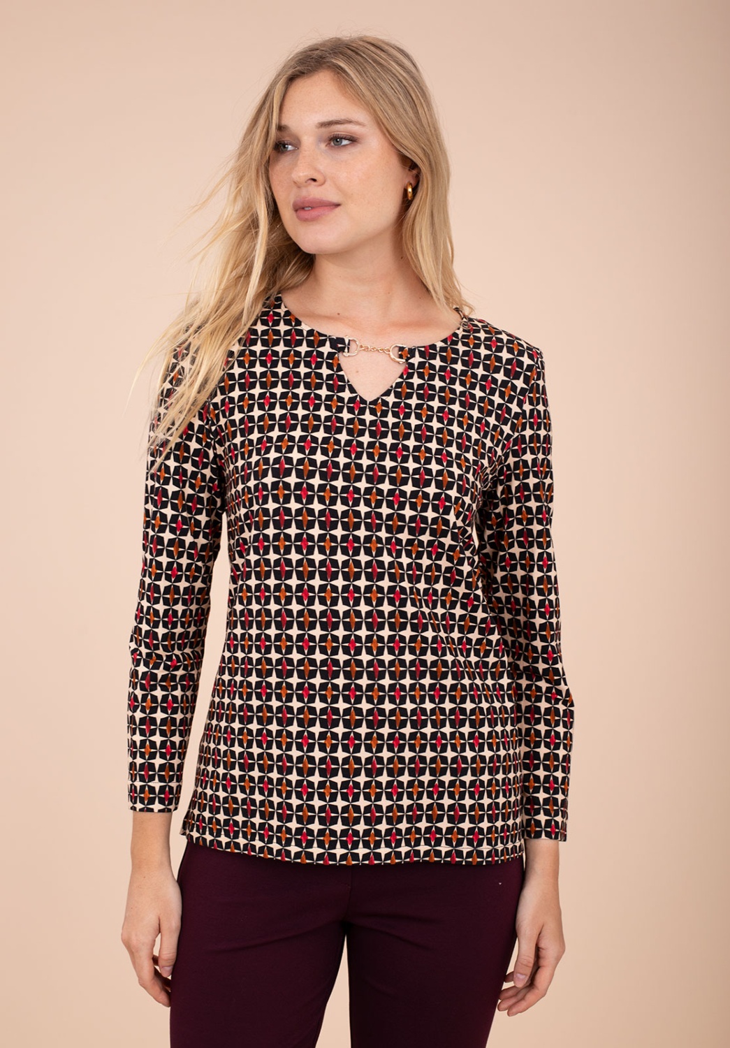 Camiseta geométrico en negro y rojo 1